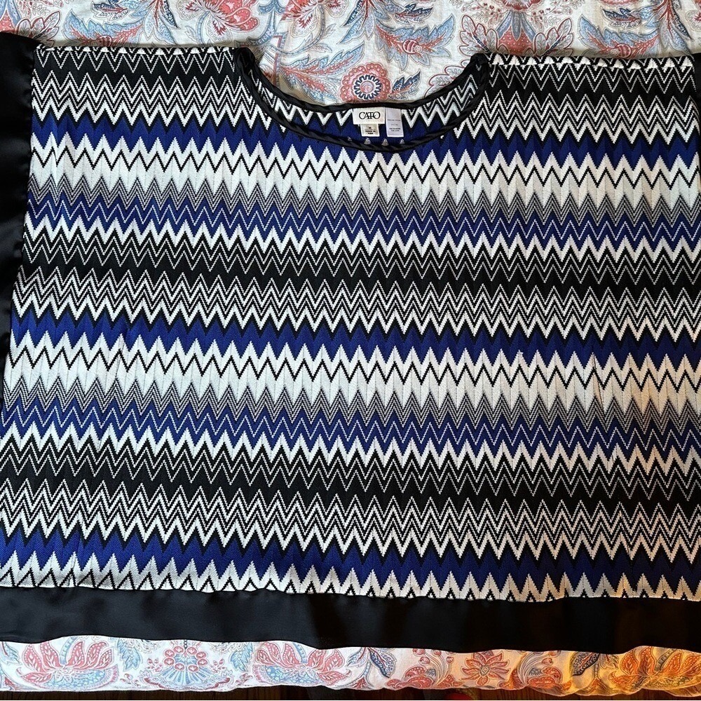 Cato Women Medium Blue Black White Zigzag Print Poncho Top Made in USA - Picture 5 of 5
